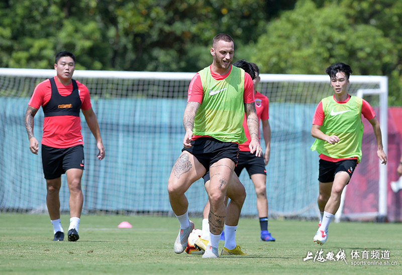 上港队员积极备战，为接下来的比赛做好准备的简单介绍